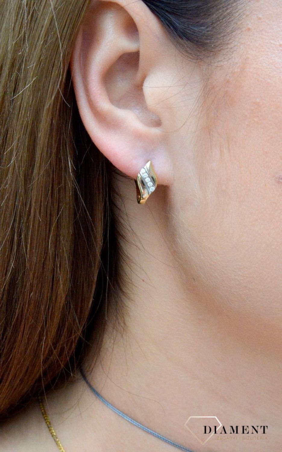 Złote kolczyki 333 ozdobione błyszczącą cyrkonią KL 6532 333. Złote kolczyki 333 z błyszczącą cyrkonią. Złoto, to kruszec od wieków symbolizujący luksus, doskonałość i ponadczasowość. Kolczyki to dodatek idealny dla kobiet w k.jpg